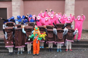 Kinder lernen Basler Trommel und Piccolo bei der Jungen Garde der Clique Glunggi in Basel